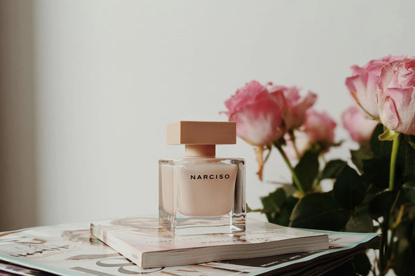 Les-Bienfaits-des-Parfums-Comment-les-Fragrances-Influencent-Votre-Humeur-et-Votre-Bien-Être Seraphia